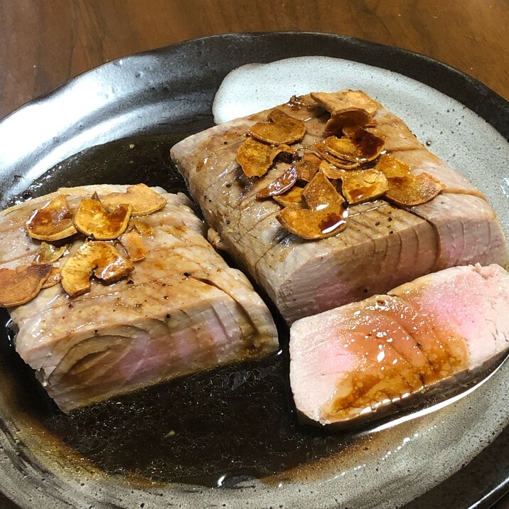 にんにくチップのまぐろステーキ